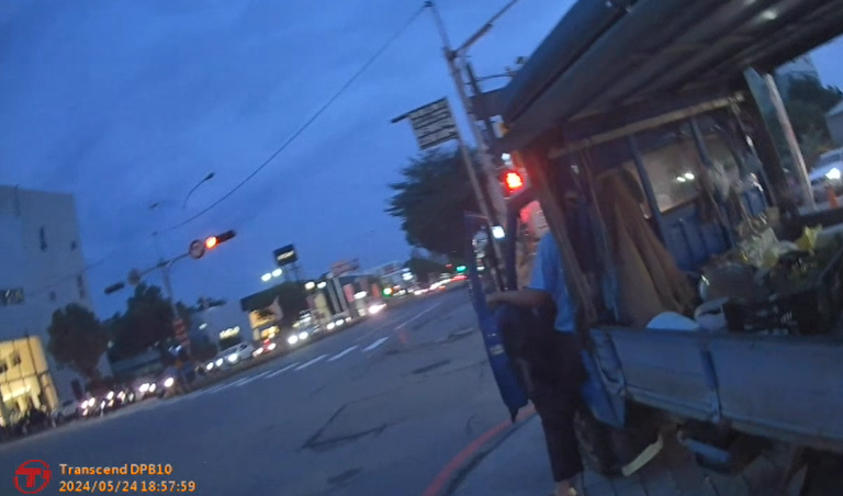 阿伯車子沒油卡路中，潭北警即刻救援助脫困