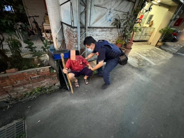 拄杖老婦迷失街頭，昔日賣菜顧客助警方尋回