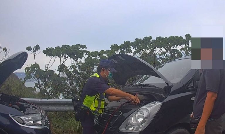 民眾在南田山區車輛沒電拋錨，大武警接電救援
