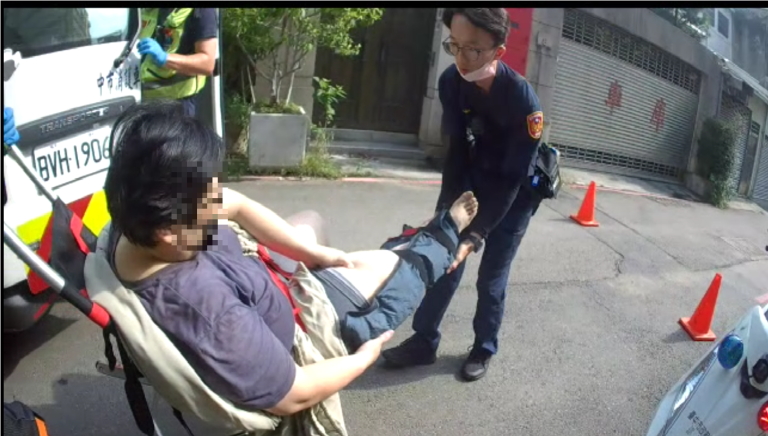 聽到呼救聲立刻行動 中市警員警解救跌倒婦人