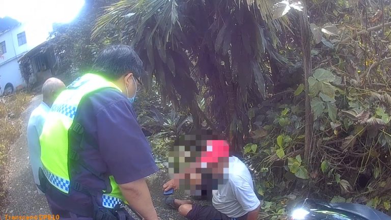 老翁情緒激動不慎跌倒成功警暖心送返家