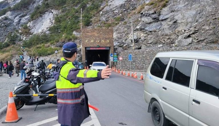 台東關山警察分局加強端午連假交通疏導勤務 呼籲民眾：山區道路多落石請小心行駛