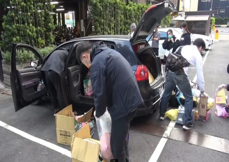 ▲圖說：中市刑大專案小組持搜索票及拘票，搜索張姓女毒販之車輛 （圖／台中市政府提供）