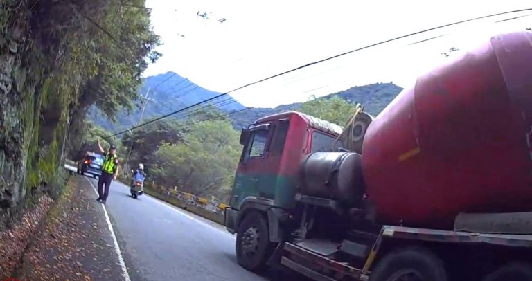 臺8線電纜線脫落阻礙通行，台中和平警即時管制保護安全