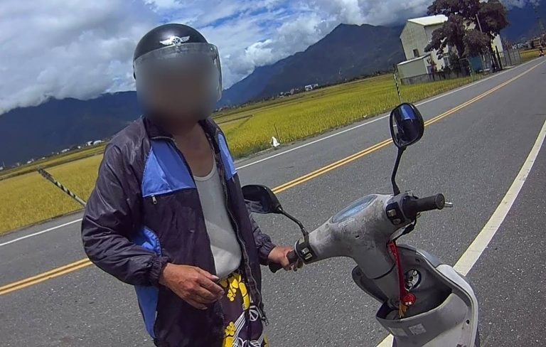 端午連假民眾機車汽油用罄「顧路」 錦安巡警及時伸援