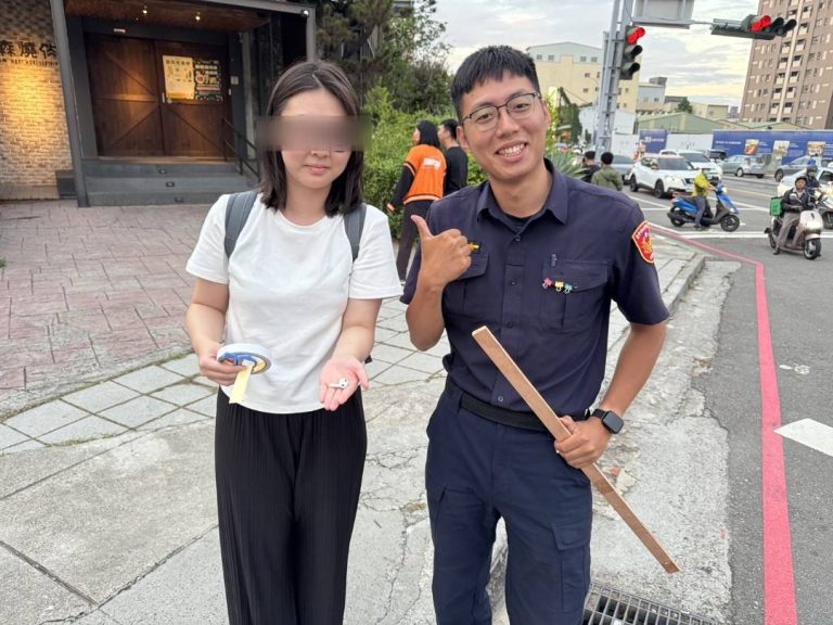 臺中警察巧用工具協助民眾「黏」回掉落水溝耳機