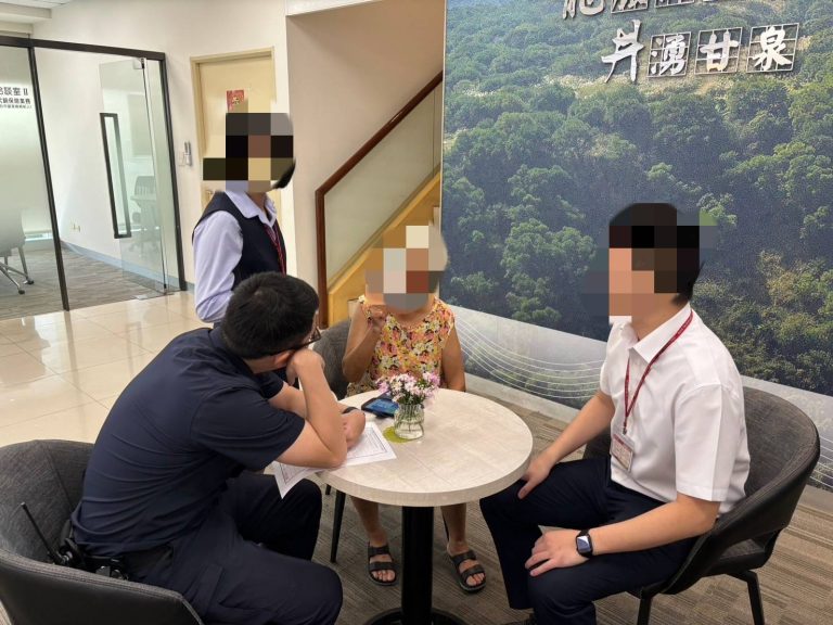 假冒友人急需30萬老婦人急衝銀行金援相挺，所幸被行員與警員阻詐