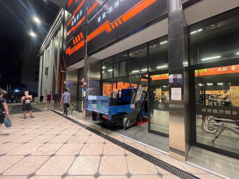 情緒失控駕車衝撞：成吉思汗健身房台中健身房遭小貨車衝擊