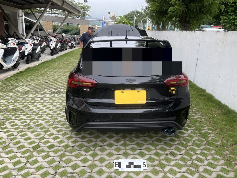 超速男車遭扣牌異想天開懸掛偽牌路口停等紅燈，仍被警方查獲