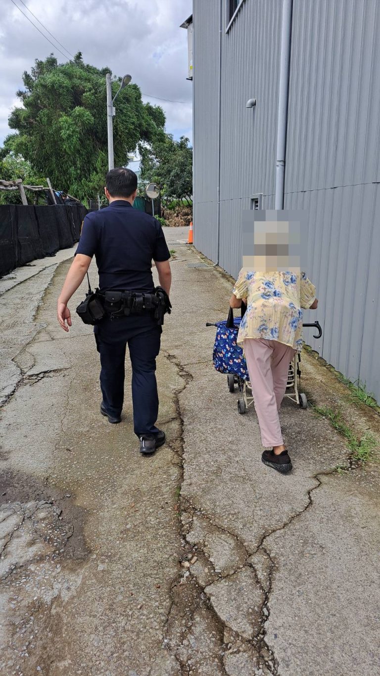 潭北警協助迷失街頭老婦人返家