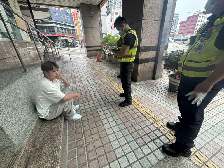 男大生狂歡後酒醉不省人事倒騎樓 朋友全跑開 幸有警消合力救援避危害