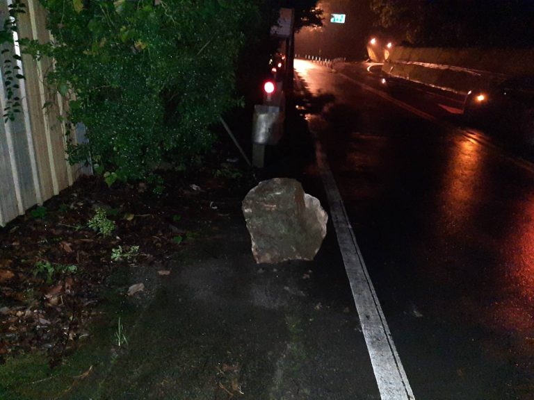 台中臺8線23公里處發生落石毀損車輛案