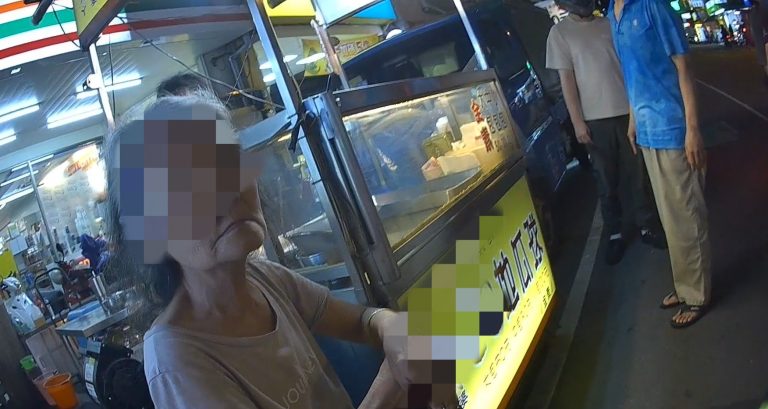 夜市攤商與警員齊心協力 迷路老婦平安回家