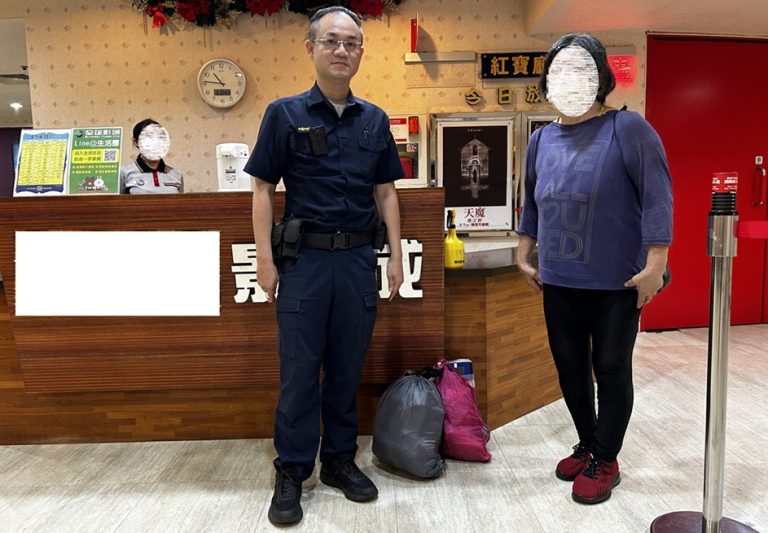▲圖說：婦人在員警陪同下，回到早餐店尋獲自己沒帶走的包包 （圖／台中市政府提供）