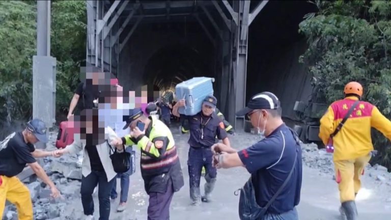 台鐵229班次新自強號撞上落石，警方協助民眾脫困及疏導交通