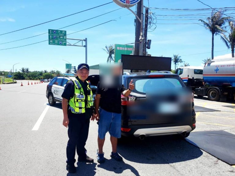 旅遊車輛拋錨 台東大武暖警協助故障排除