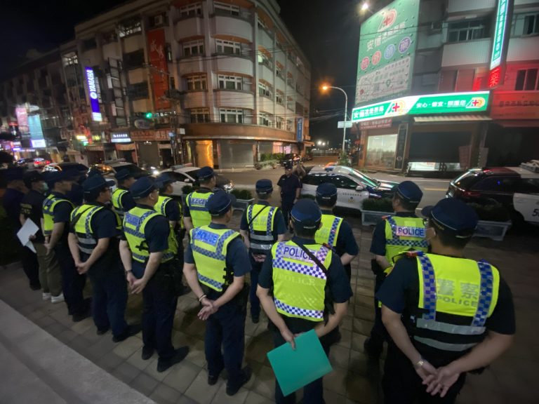 臺中警方深夜突襲網咖，青春專案揭幕逮捕逃犯