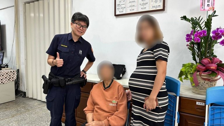 失智婦打赤腳騎車迷途60公里 暖警幫她找到回家的路