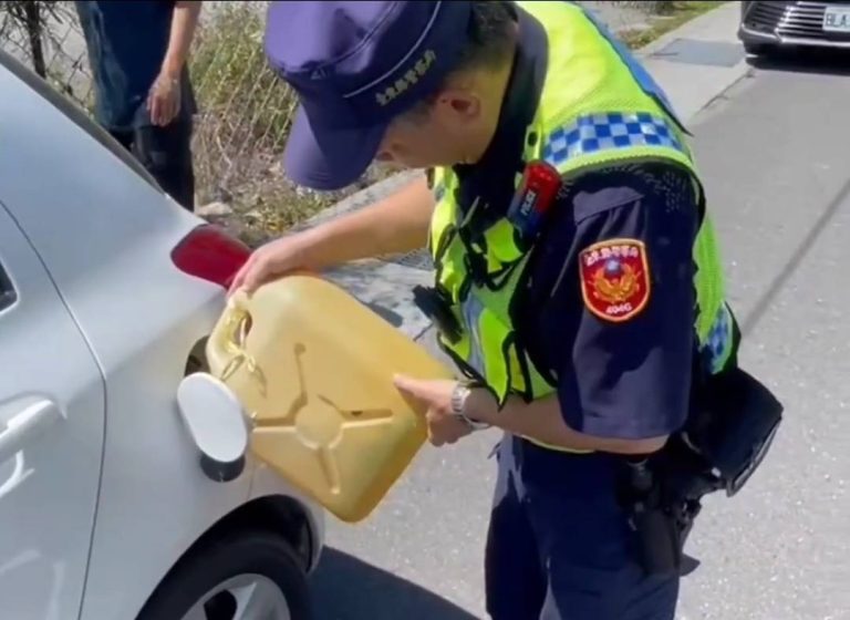 民眾汽油用罄受困  大武暖警協助排除