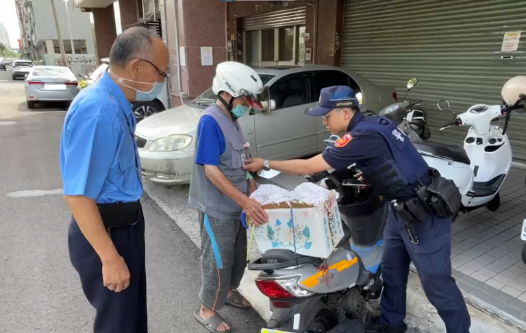 九旬老翁出門迷途 機智警靠這物找到回家的路