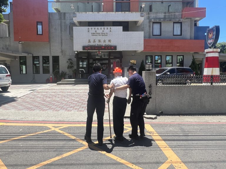 9旬翁曬暈跌倒高美派出所門口 清水警目擊即時伸手救援