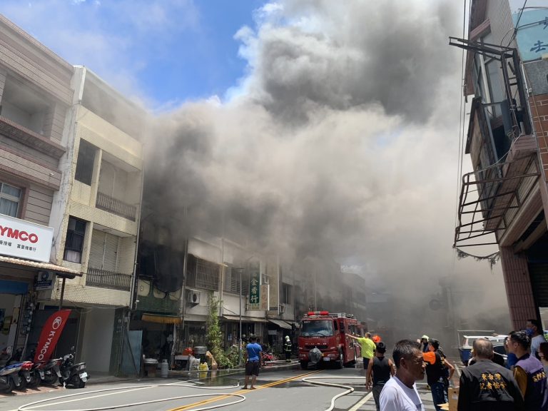 富里鄉中山路驚傳民宅火災，富里、玉里等地警消全力出動下午已控制火勢