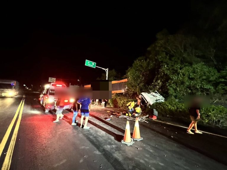 台9線415.7公里大鳥路段貨運曳引車自撞對向山壁肇事
