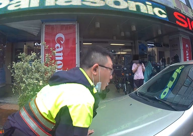 女子愛車拋錨路中慌張求助  巡邏警協助推車即刻救援