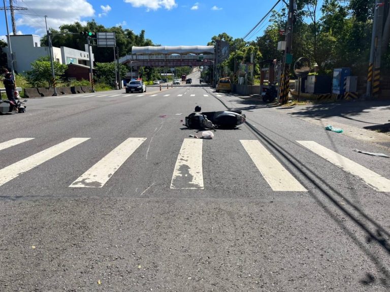疑轉彎未注意來車?  二駕駛倒地送醫    警籲車輛遵守交通規則