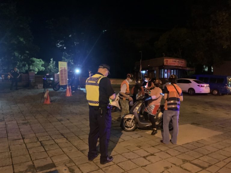 台中東勢警與環監單位聯合取締噪音改裝車