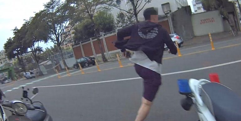 通緝男騎車飛奔違規遭逮 現場求饒只為見妻小一面