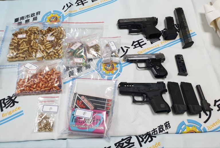台南市少年警察隊破槍械改造工廠  查獲長短槍及罕見聯合國防彈衣