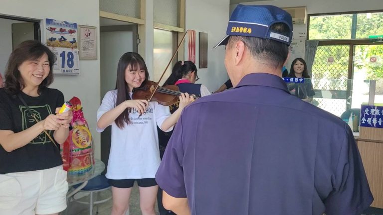 別開生面！海端聯合所所長布達典禮 新任所長姪女拉小提琴祝賀