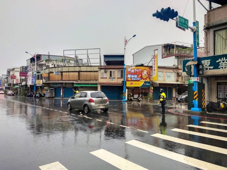 強颱凱米持續逼近致斷電 花蓮吉安警不懼風雨路口指揮
