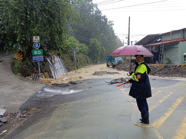 梨山圓環邊坡大雨泥水流下  和平警車擋道管制護民安全