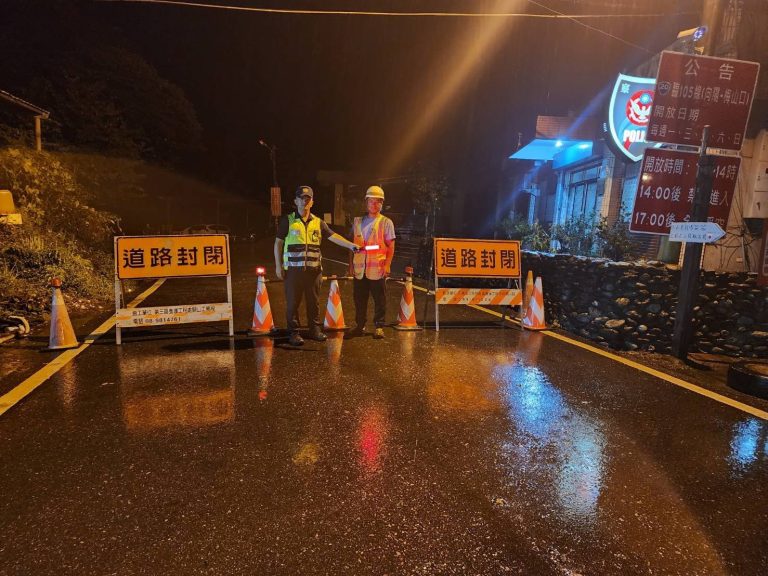 台東關山警協助永康村「預警性撤離」 配合路權單位「預警性封路」並移除倒下路樹護交安