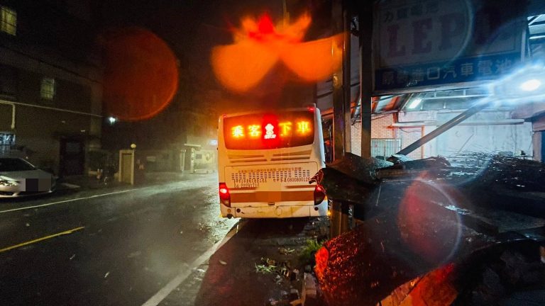 受雨勢影響號誌故障引發車禍    致台中客運衝撞民宅圍牆與車輛