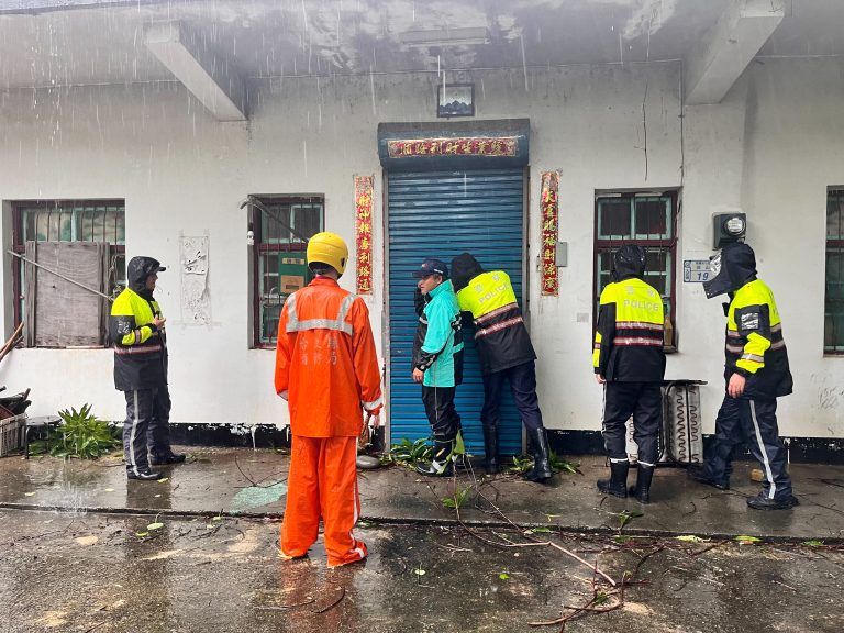 強颱凱米土石流紅色警戒 大武警協助南興村預防性撤離至安全處所