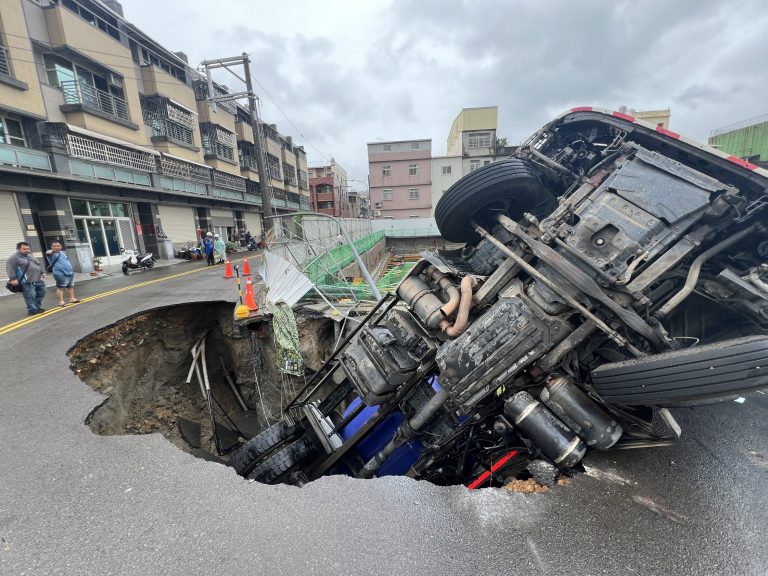 台中沙鹿工地預拌混泥土車陷坑洞  警協助疏導交通