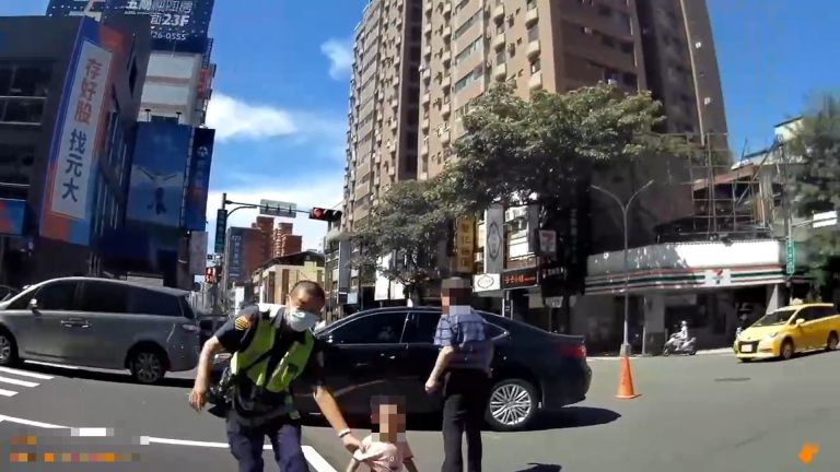 中市警公益派出所處理交通事故，女警馮婕妮安撫嚎啕幼童