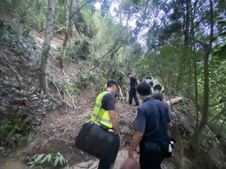 山區樹倒居民受困  台中太平警入山救出2男1女