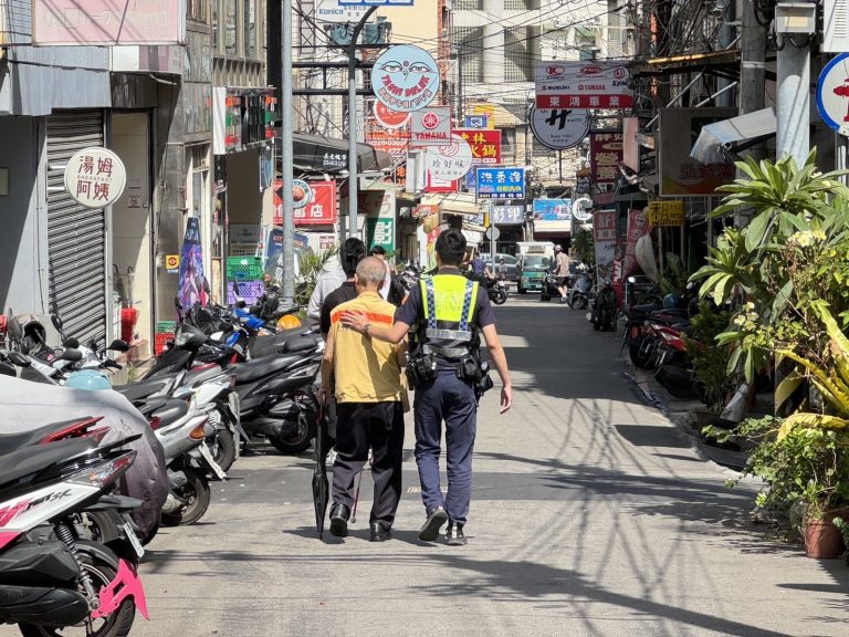 別怕！我是你的眼 台中帥警助視障男平安返家