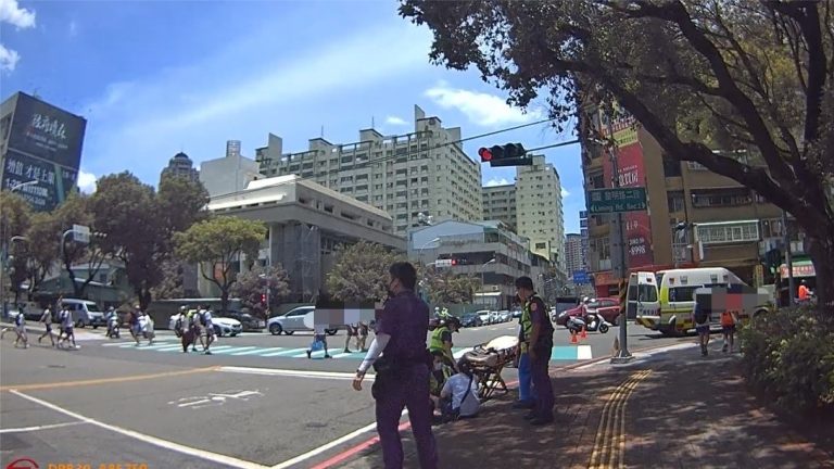 熱暈了! 婦騎車半路暈眩倒地 警及時救援