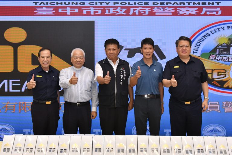 企業捐贈微型攝影機  挺警察拼治安