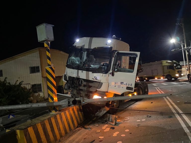 曳引車不明原因自撞分隔島    苗栗警籲行車上路應養足精神