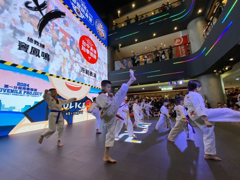 台中百貨公司成為夏季武道館 小小警察防身營踢館成功