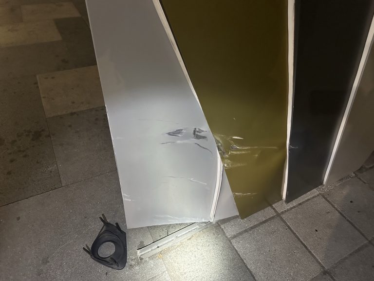 基隆精神不濟老翁駕駛小客車撞上公車亭後肇逃
