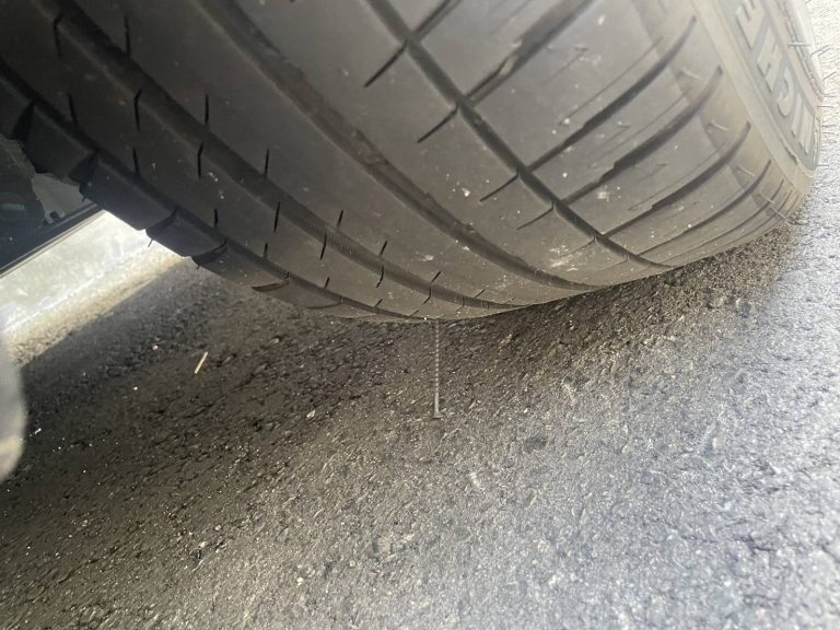 自小客車遭擺釘破胎   哨兵模式披露惡行    警：杜絕惡行 依法究辦
