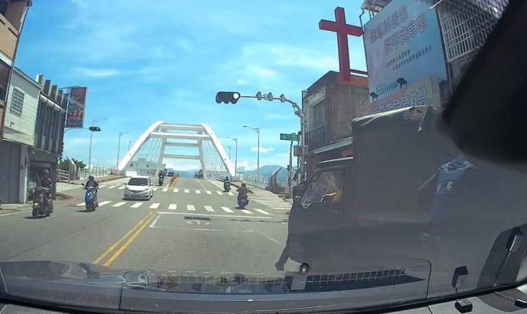 正中午老翁車輛拋錨路中  台東警神救援排除危機