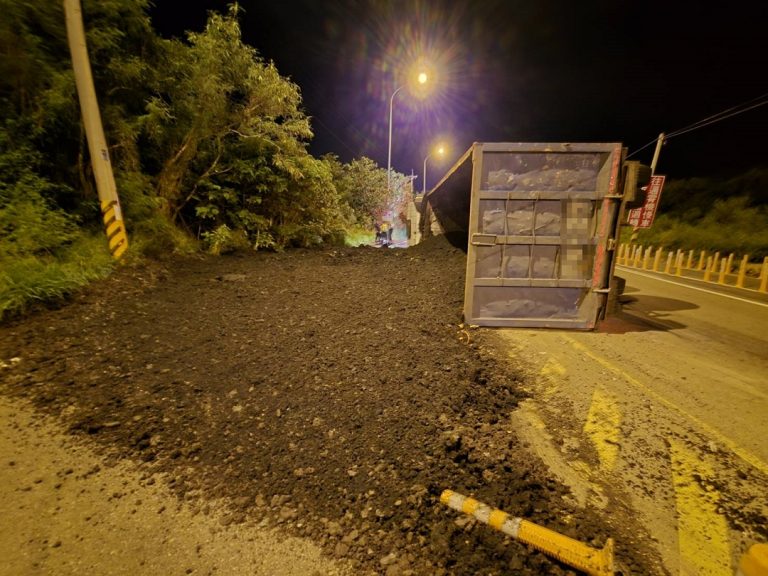 曳引車車輪突爆胎 載運土石灑落匝道口 所幸並未造成傷亡